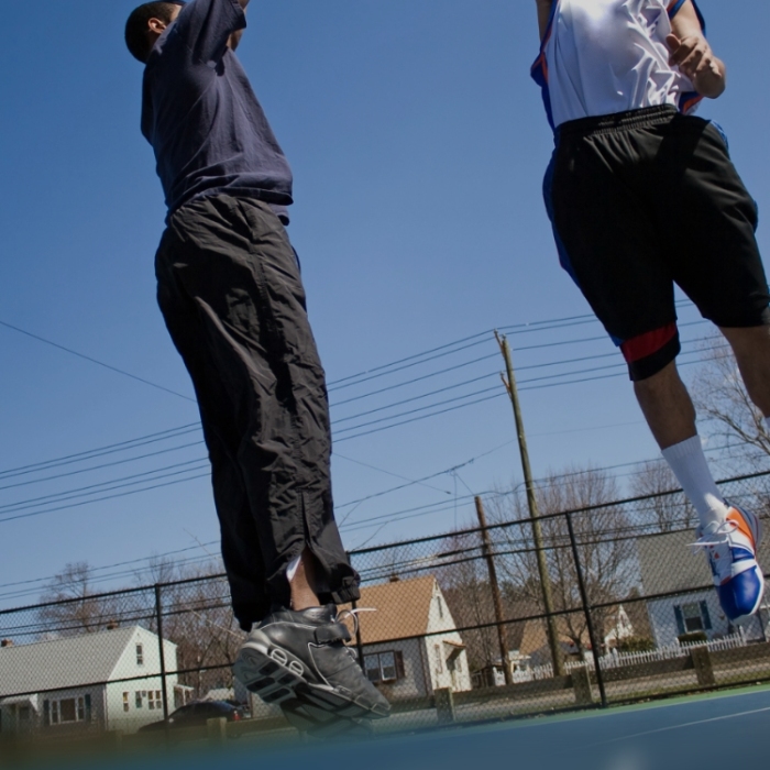 世界青年联欢节打篮球的少年摄影图海报