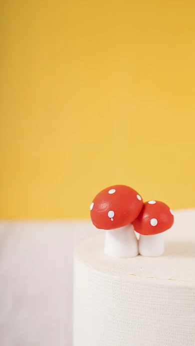 黄色清新文艺蘑菇摆件摆拍手机壁纸