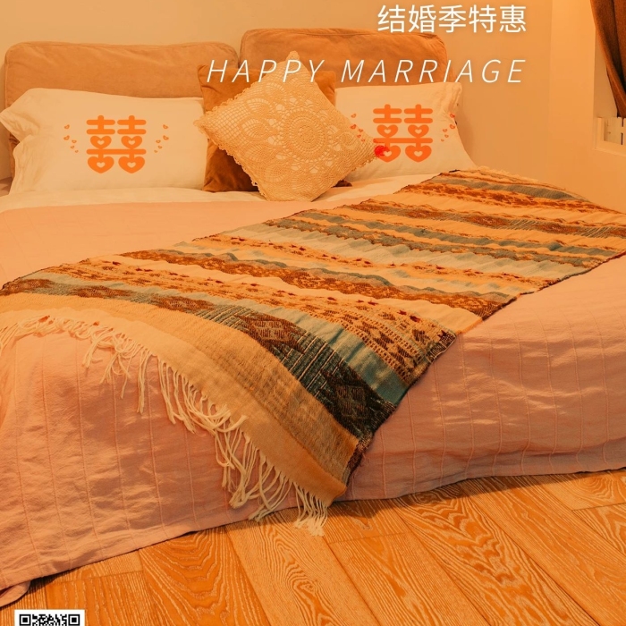 用品舒適簡約風宣傳婚床棕色海報
