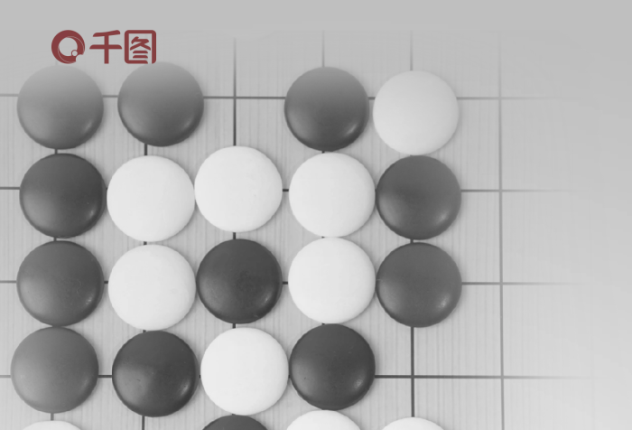 極簡(jiǎn)創(chuàng)意黑白兩色小小棋盤館宣傳促銷海報(bào)
