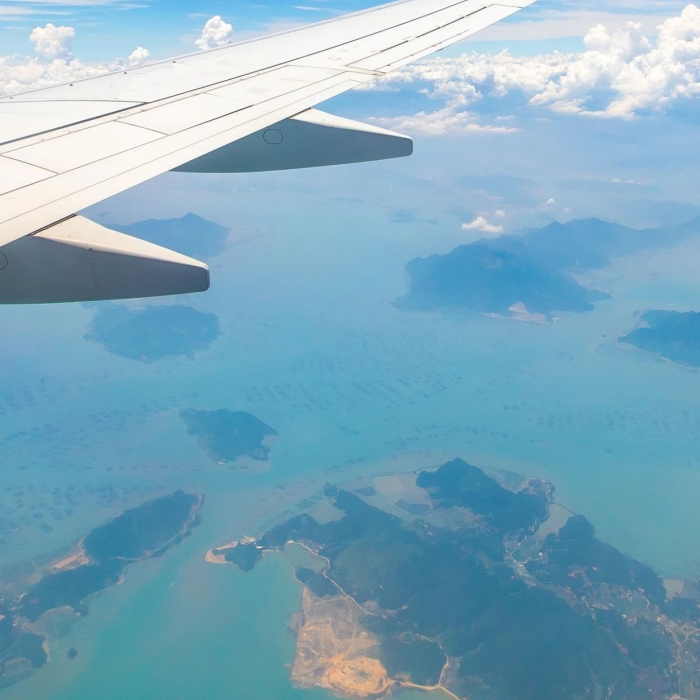 屏幕按鈕藍(lán)天白云飛機(jī)上的機(jī)翼旅行
