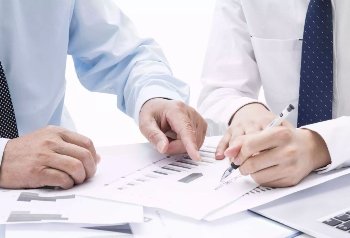 簡約企業(yè)文化以員工為本激勵(lì)正能量海報(bào)