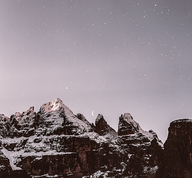雪山简约逆行者朋友圈封面背景