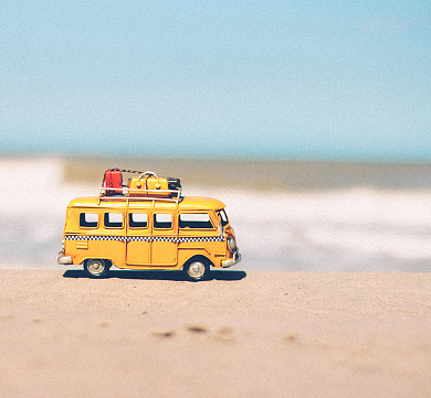 简约生活汽车沙滩朋友圈封面背景