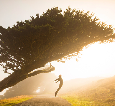 励志风景黄色大气简约出发旅行朋友圈封面背景