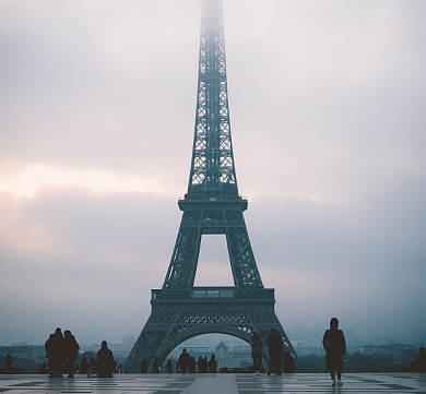 巴黎铁塔雨季刚好遇见你朋友圈封面背景