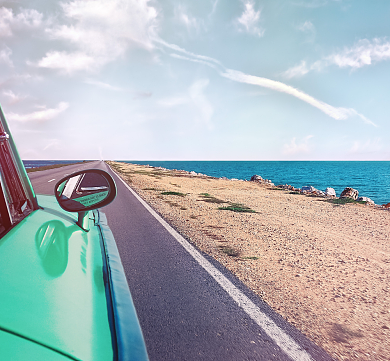 去旅行在路上蓝色汽车朋友圈封面背景