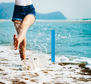 你好七月海边青春活力朋友圈封面背景