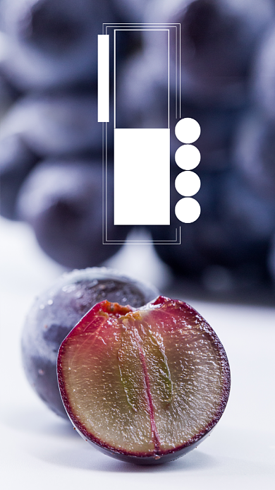 简约摄影风无籽葡萄秋季水果宣传手机海报背景