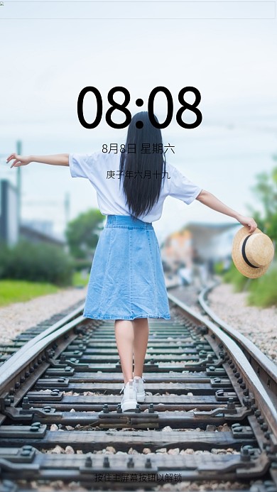 铁轨上行走的女孩