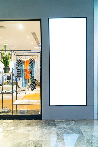 服装店户外靠墙灯箱海报样机