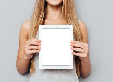 美女手拿ipad界面样机