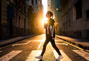 在城市的年輕時尚的女人