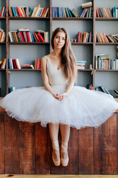 年輕的芭蕾舞演員站在 poite 在巴利在芭蕾課