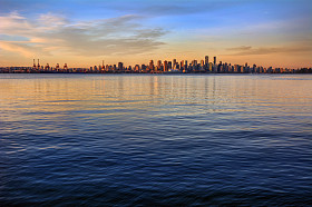 温哥华市中心的日出