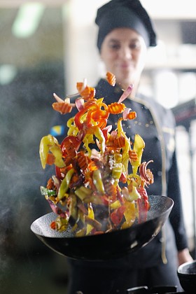 厨师准备膳食图片
