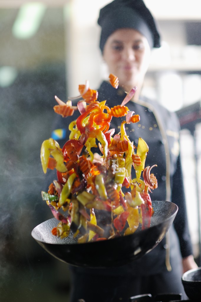厨师准备膳食图片
