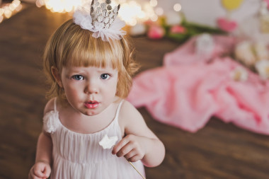 孩子吃棒棒糖一根棍子 5399 上