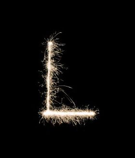 在黑色背景上的字母 L图片