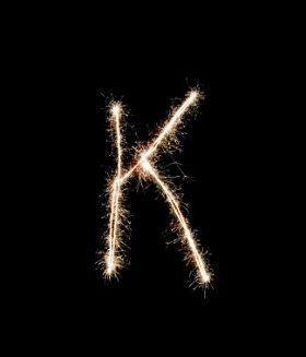 在黑色背景上的字母 K