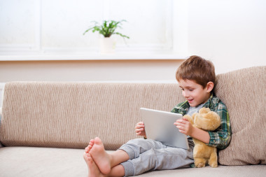 男孩玩數(shù)字平板電腦圖片