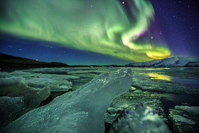 在冰川泻湖 Jokulsarlon 在冰岛极光