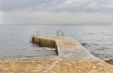石碼頭用梯子在雨天游泳