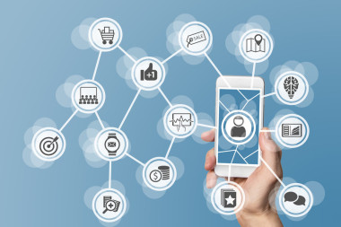 利用大數(shù)據(jù)、分析和社交媒體進行在線移動營銷。手持現(xiàn)代智能手機的概念