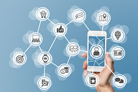 利用大数据、分析和社交媒体进行在线移动营销。手持现代智能手机的概念