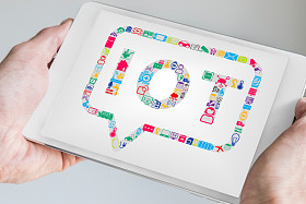 手持移动设备如平板电脑或智能手机物联网概念为背景