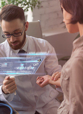 医生检查病人图片