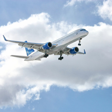 现代飞机在天空中图片