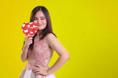 快活的女人摆姿势与情人节心形盒子