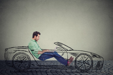 無人駕駛汽車技術(shù)概念。開車時使用筆記本電腦的人
