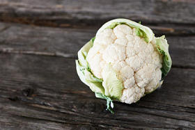 美味的整个花椰菜图片