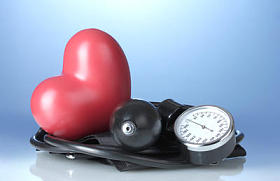 黑眼压计和蓝色背景上的心