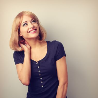 笑露齿的微笑思想的女人，看看空的空间