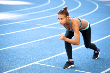 年轻的女运动员是在逃的现代体育场