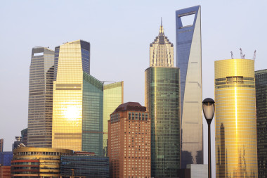 上海在黄昏风光的现代建筑背景