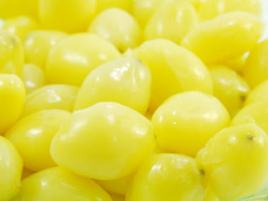 白底玻璃碗中銀杏堅(jiān)果的黃色圖片