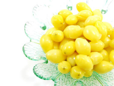 在白色背景上的玻璃碗銀杏果