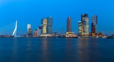 鹿特丹地平線在藍(lán)色小時(shí)。全景視圖
