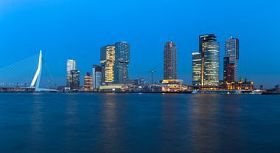 鹿特丹地平线在蓝色小时。全景视图