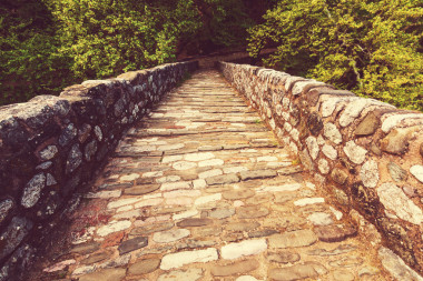 傳統(tǒng)的石橋