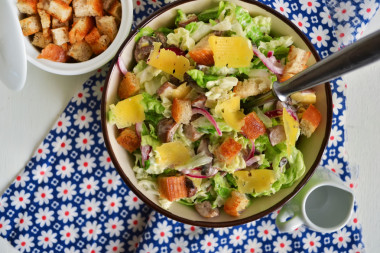 中国卷心菜沙拉配面包、 奶酪和精致的酱