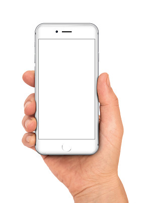 女人手拿着白色的智能手机图片