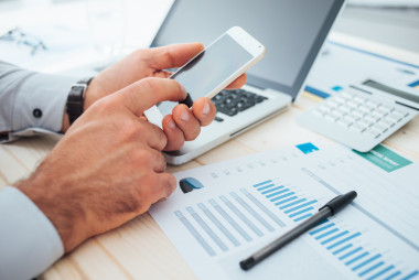 使用一个金融应用程序的商人图片