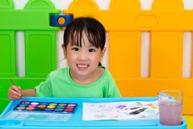 亞洲中國小女孩洗畫刷圖片