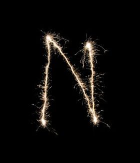 在黑色背景上的字母 N图片