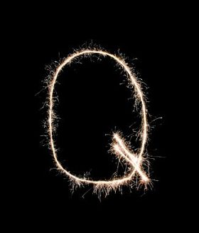 在黑色背景上的字母 Q